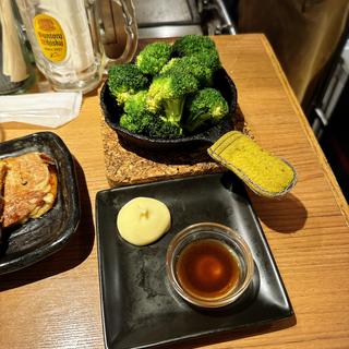バカ盛り！ブロッコリー(鉄板バル SOURCE （ソース）)