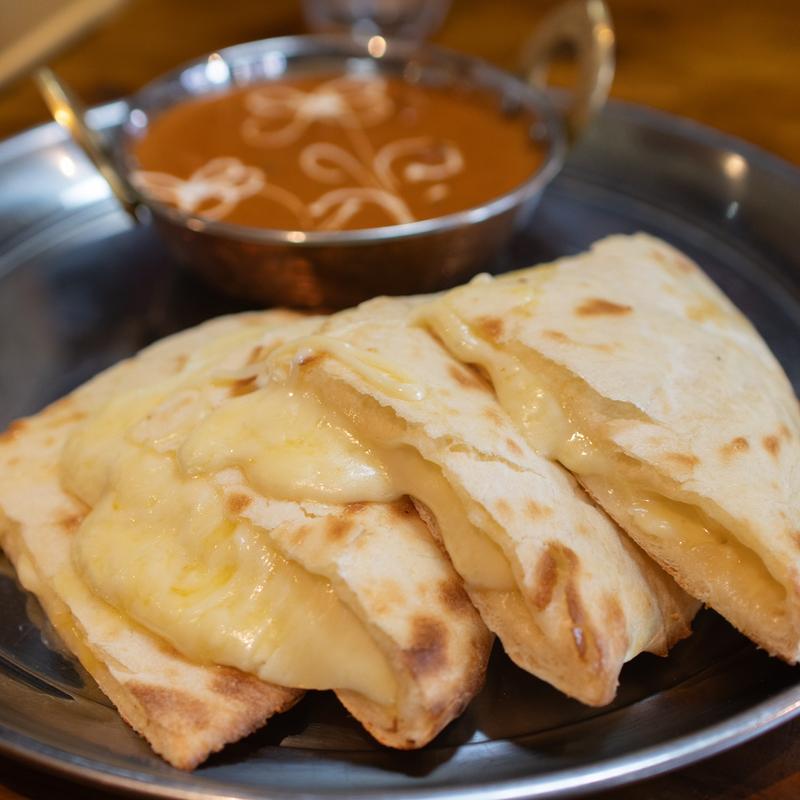 チーズナン(インドネパール料理ペルティブルシナモン（Indian nepali restaurant PALATABLE CINNAMON）)