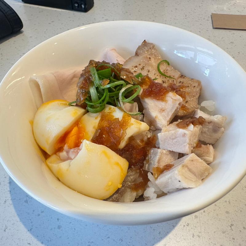 豚チャーシューとくずれ味玉丼(中華そば 九道 KUDO)