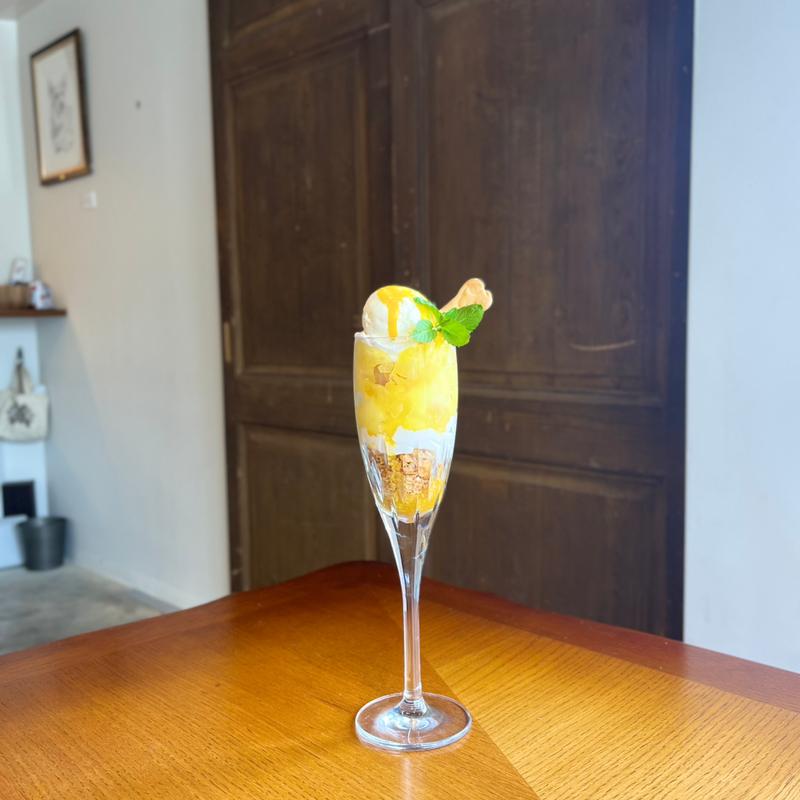 パイナップルパフェ(Cafe＆Hotel＆Rental Space Mont Kyoto Nijo Kawabata（川端二条 カフェ モン）)
