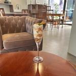 桃のパフェ(Cafe＆Hotel＆Rental Space Mont Kyoto Nijo Kawabata（川端二条 カフェ モン）)