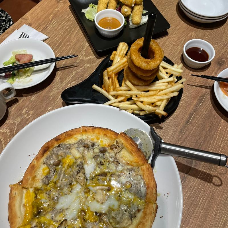 半熟玉子ときのこのトリュフクリームピザ(ベビーフェイスプラネッツ 盛岡南店)