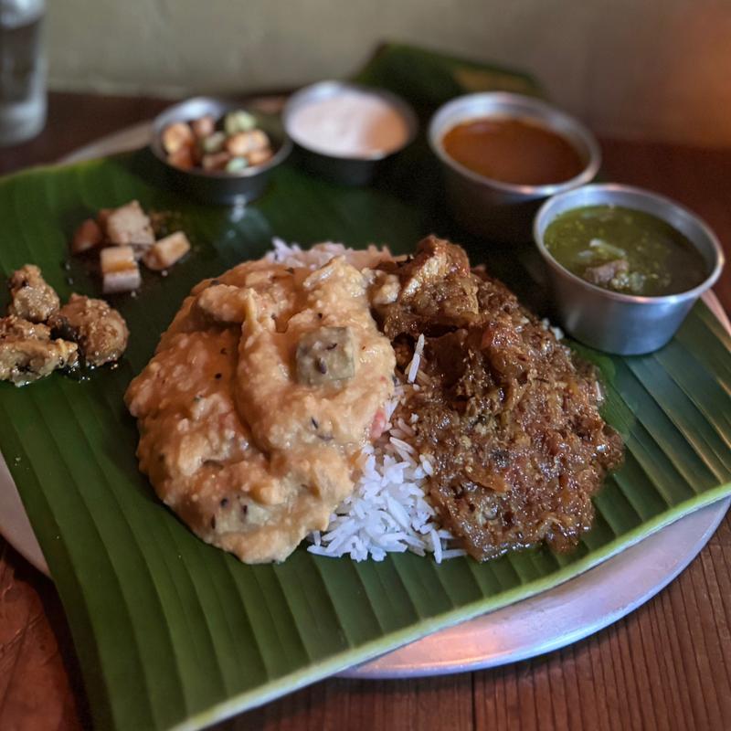 カレー3種+ラッサム+チキンピクルス+カード(サッパドゥレディ (SAPPADU READY))