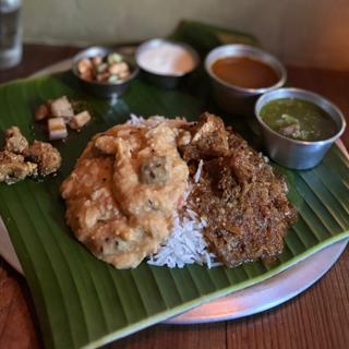カレー3種+ラッサム+チキンピクルス+カード(サッパドゥレディ (SAPPADU READY))