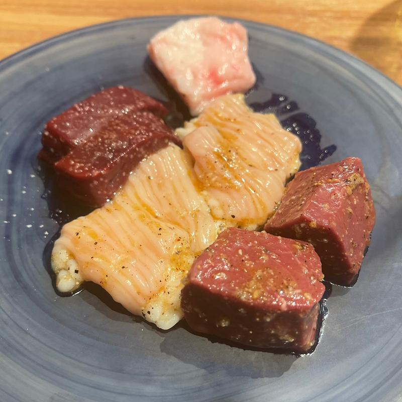 ハツ・上ホルモン(Yakiniku 名もなき名店へ 一切入魂一枚売り焼肉)