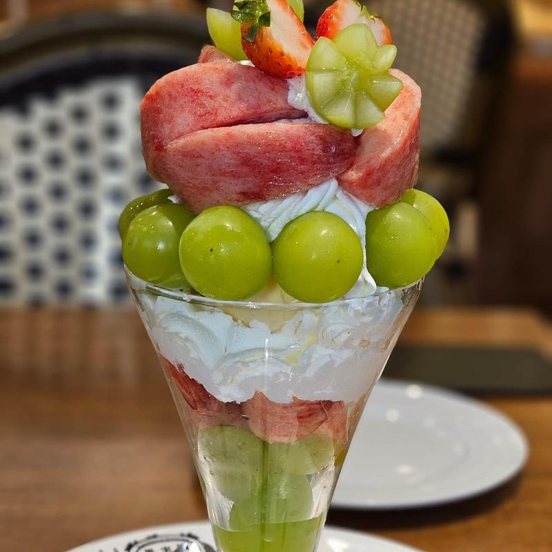 桃とシャインマスカットのパフェ(果樹園 リーベル)