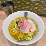 冷たい煮干しと酢橘のラーメン(鶯屋)