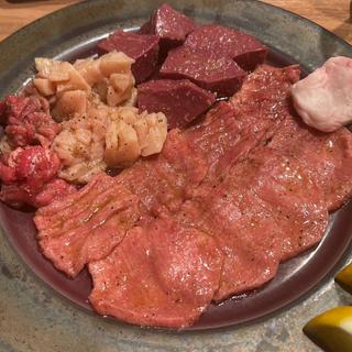 並タン・上タン・中落ちタン・ハツ・上ミノ(Yakiniku 名もなき名店へ 一切入魂一枚売り焼肉)