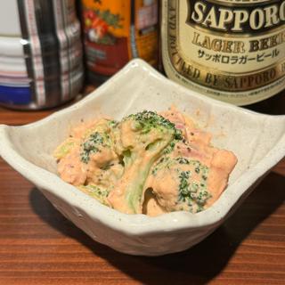 ブロッコリーとベーコンの明太子あえ(酒場 いりゃあせ)