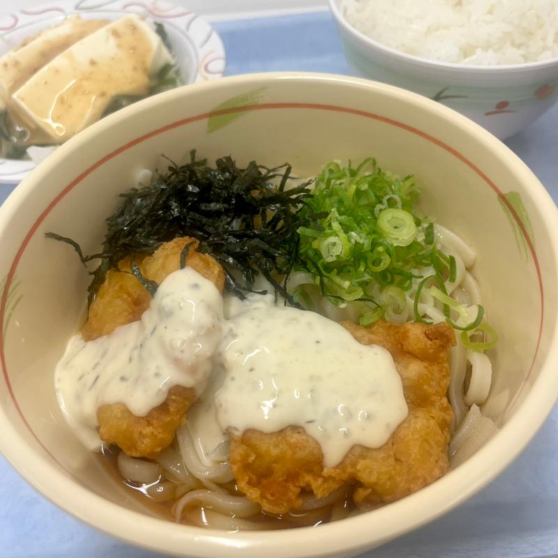 冷やし鶏天タルタルうどん(良心館食堂)