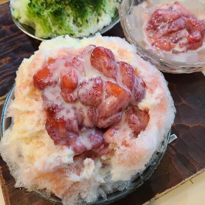 あまおうミルクかき氷(だるまや餅菓子店)