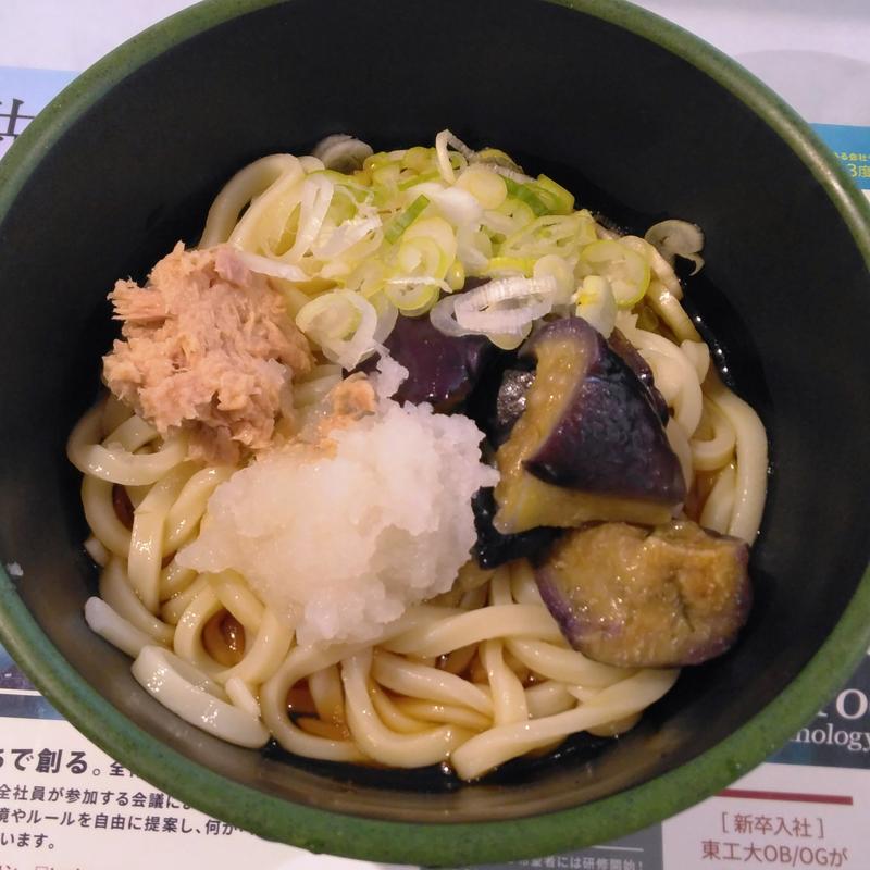 茄子とツナの冷やしうどん(中)(東京科学大学つばめ生協すずかけ台食堂)