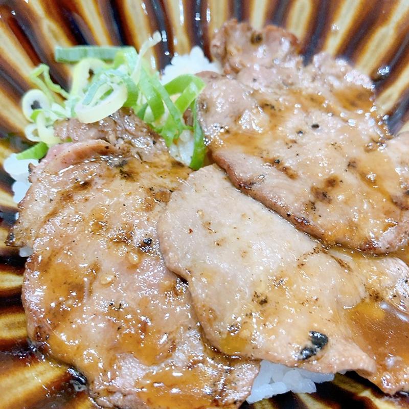 炭火焼牛タン丼（定食セット）(政宗と純)