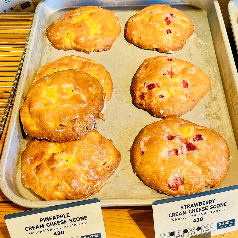 パイナップルクリームチーズスコーン＆ストロベリークリームチーズスコーン(Pacific BAKERY)