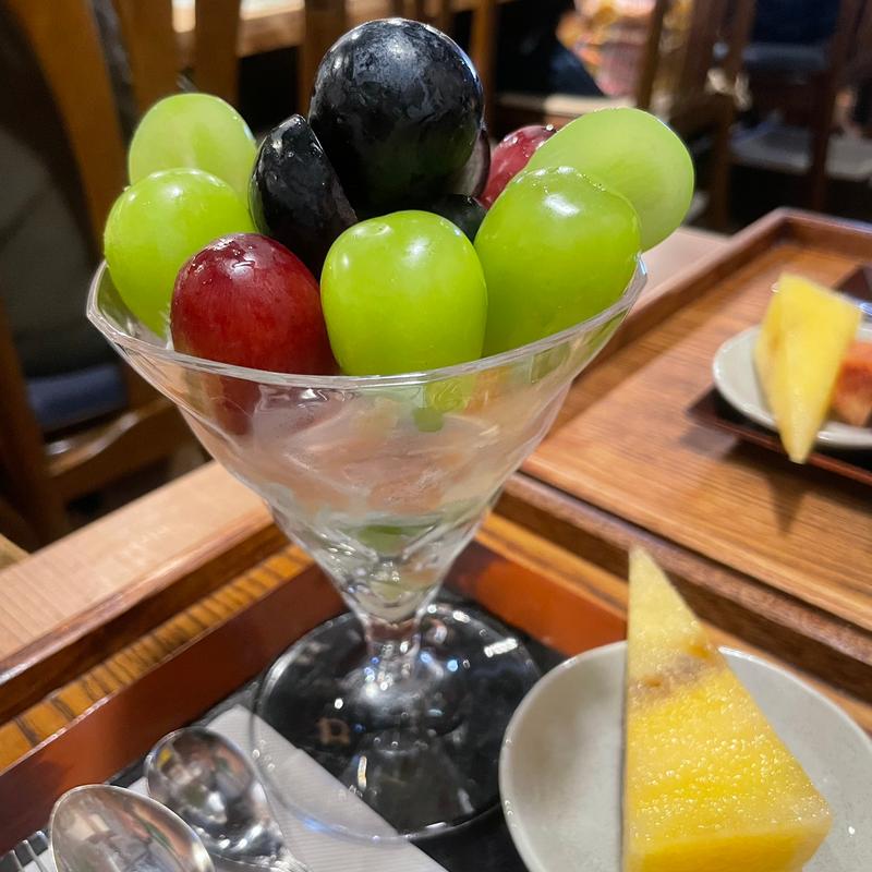 皮ごと食べられる3種のぶどうパフェ(蔵カフェ 草風庵)