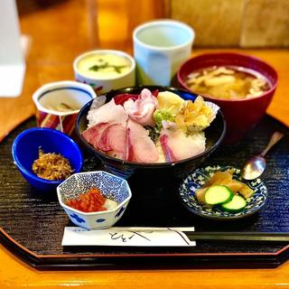 いくら乗せ海鮮丼(活魚料理 ととや)