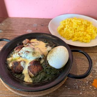 ほうれん草チキンカレー+半熟卵+チーズ(TOMATO or SPINACH by YOGORO)