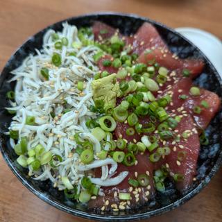 釜揚げしらすマグロ丼(磯料理 魚の「カネあ」)