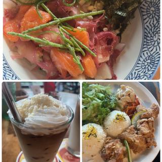 ポキライスボール モチコフライドチキンプレート  マカダミアナッツラテ(アロハテーブル 飯田橋 （ALOHA TABLE）)