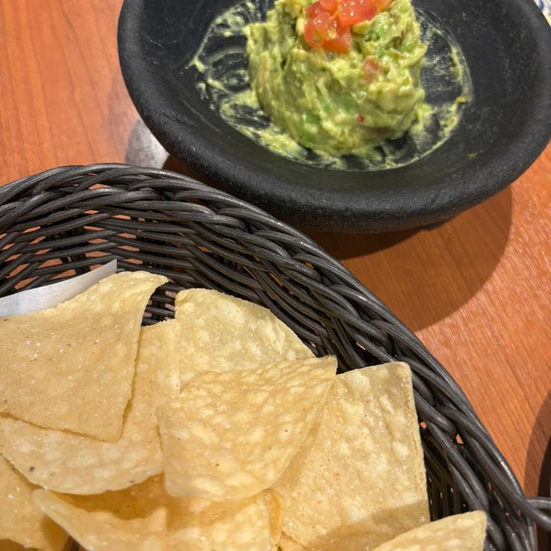 テーブルサイドでお作りする『アボカドガッカモーレ』(エルトリート 池袋西口店)