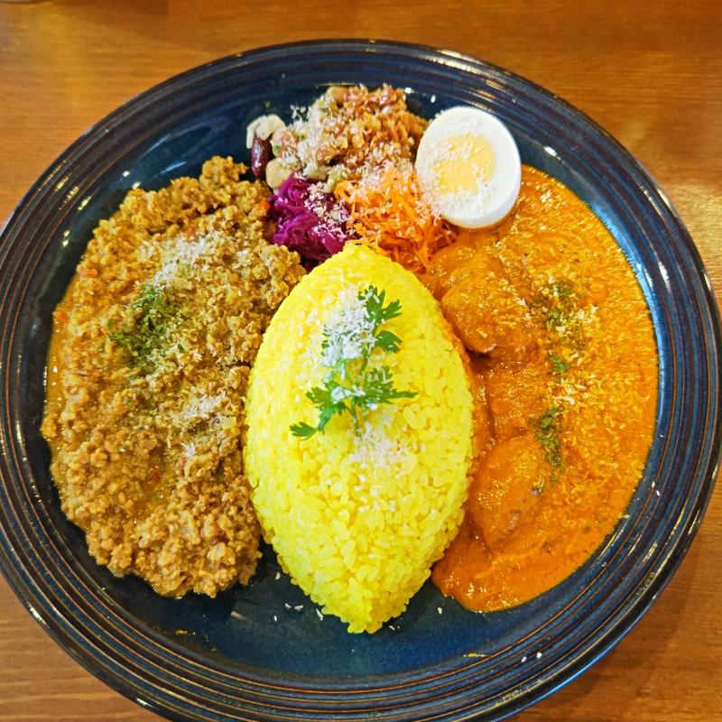 あいがけカレー(ココナッツキーマ・バターチキン)(スパイスカレースタンド 輪心)