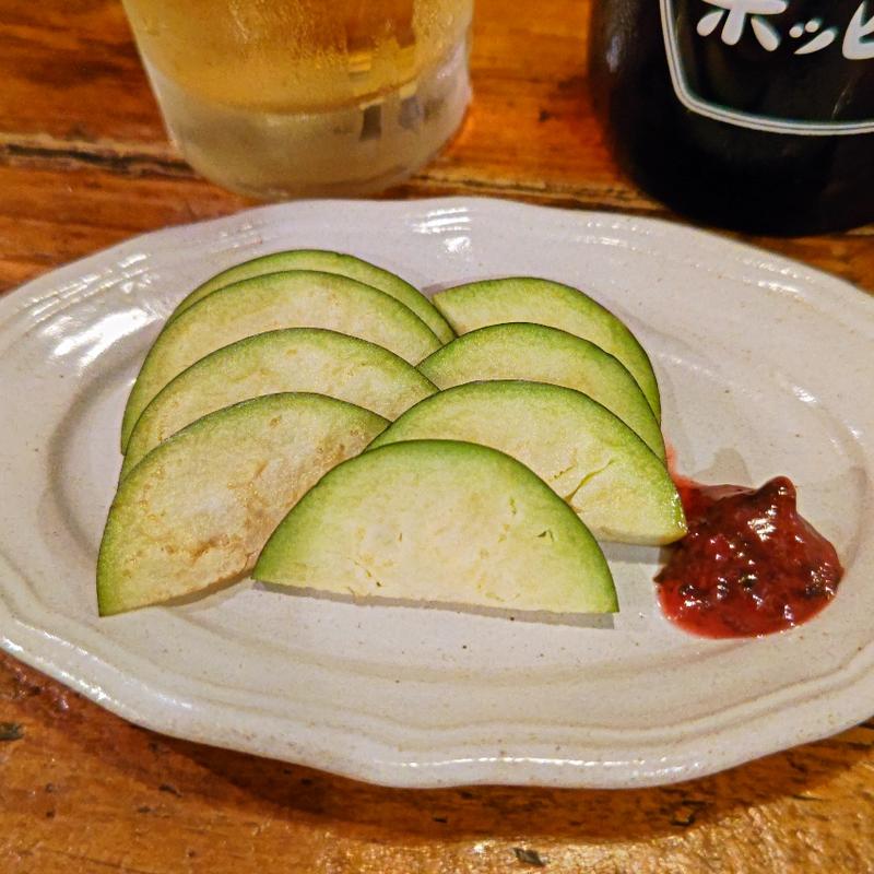 水茄子のお刺身(もつ焼きごえん 野毛店)