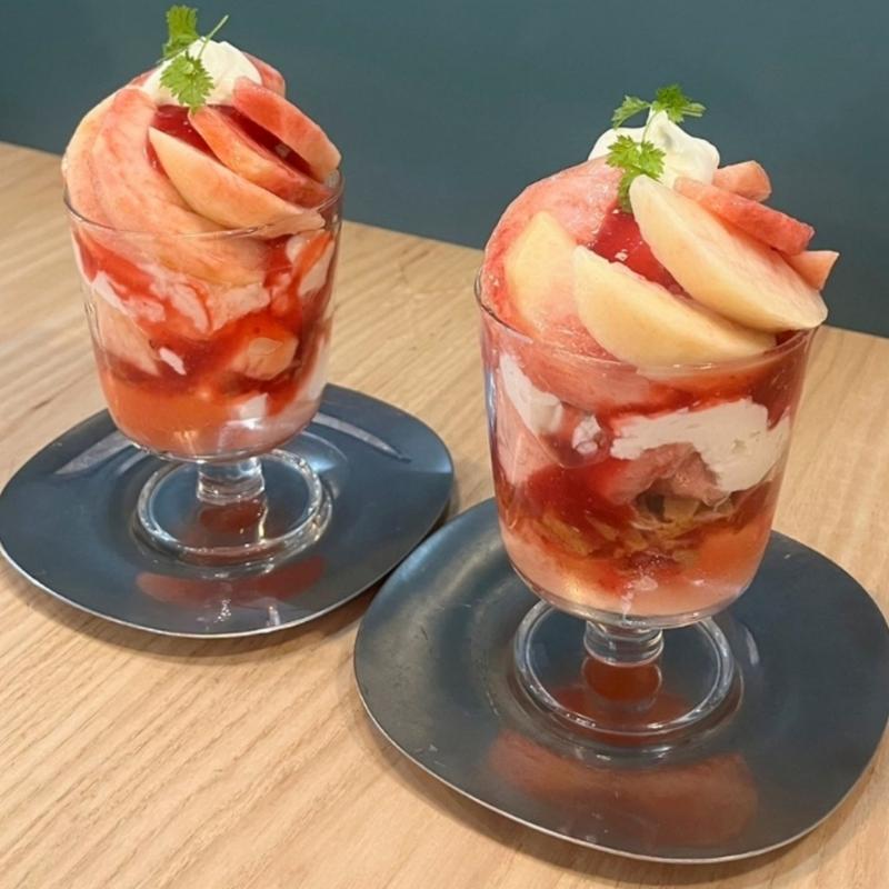 贅沢な桃たっぷりパフェ(eatery SUN)