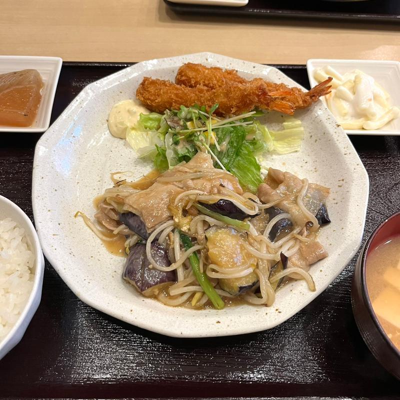 日替わり　豚肉と野菜の味噌炒めとエビフライ(絆 旬の肴と和み酒場)