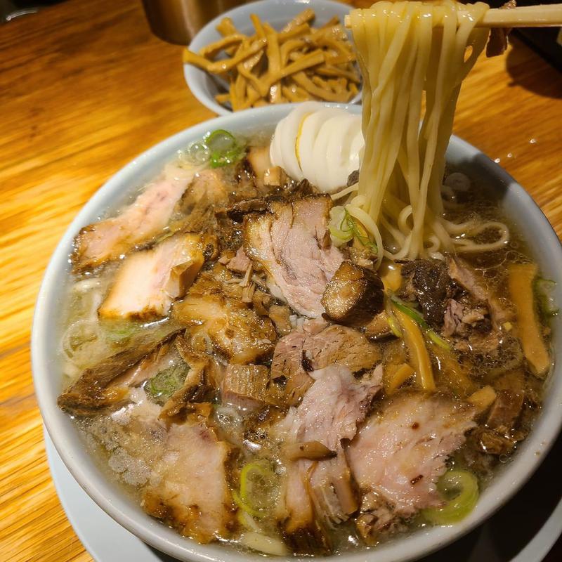 チャーシューらぁめん 大盛り 麺かため 脂多め スライス玉子 追いメンマ(えっちゃんラーメン。田町店)
