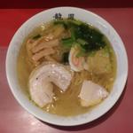 黄金塩ラーメン(龍鳳 （リュウオウ）)