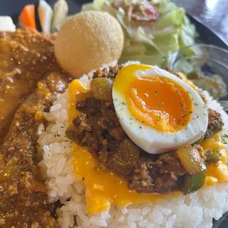 あいがけカレー(カレーとプリンとコーヒーの店カリプコ)