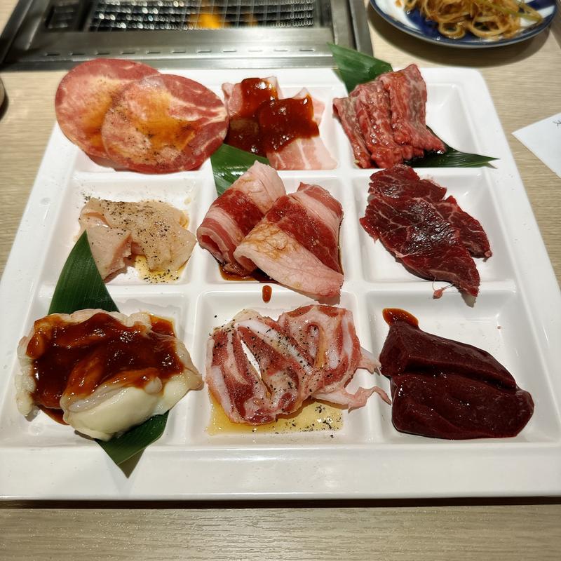 贅沢！焼肉9種盛り(タレ焼肉、塩ホルモン まるきん食堂 渋谷店)