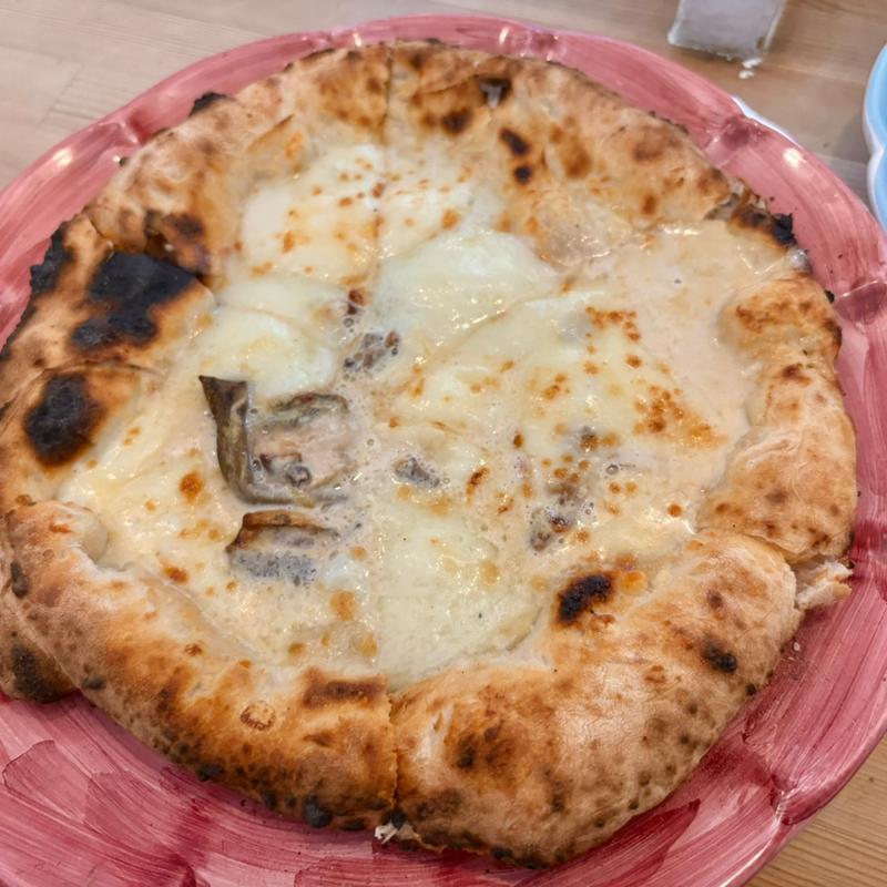 北海道産モッツァレラとキノコ、ポルチーニ(スクニッツォ･ダ･シゲオ （Scugnizzo DA SHIGEO）)