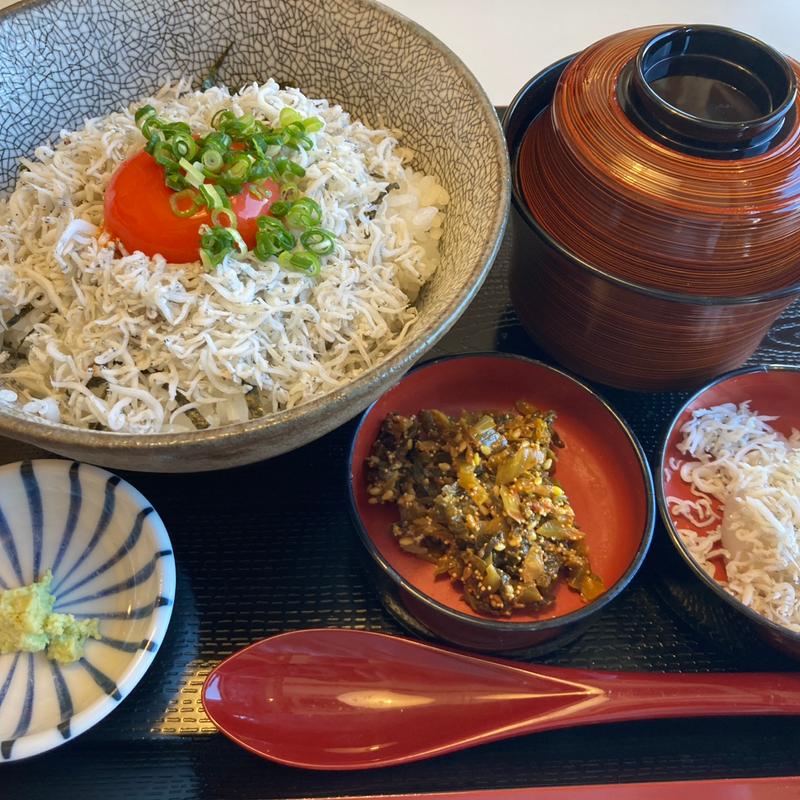 釜揚げしらすユッケ丼(大正 寿司 とろ金)