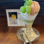 桃とジャイアンツパフェ、2種類スイーツ、アイスコーヒー(ジゅんべりー Cafe)