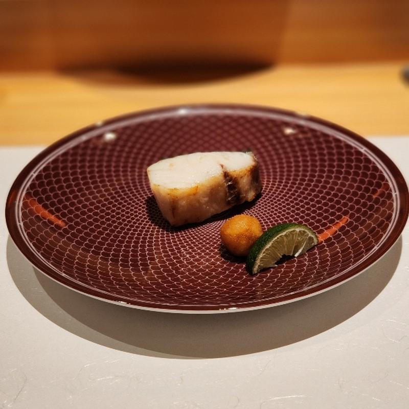 すぎ(黒かんぱち)炭火焼き 酢橘 大根おろし(鮨urag)