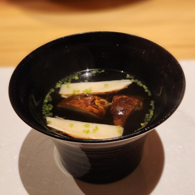 松茸のお吸い物(鮨urag)