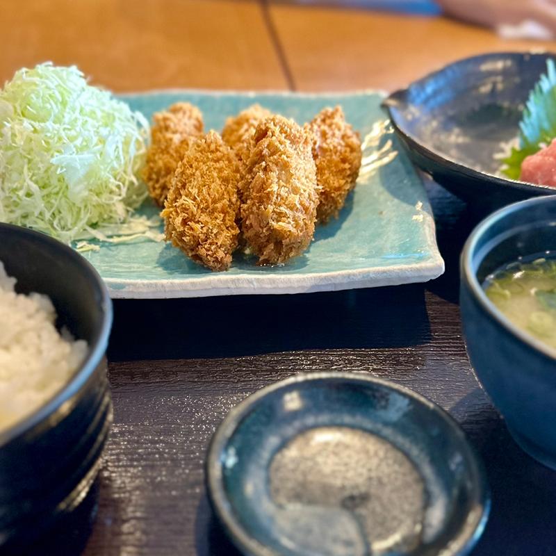 カキフライと市場の刺身定食(三崎「魚市場食堂」)