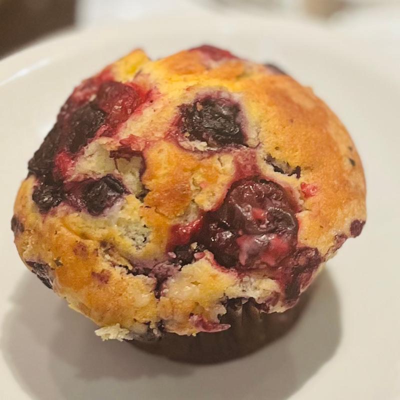 チェリー&プルーベリーマフィン(DEAN & DELUCA カフェ 成田空港第１ターミナル)