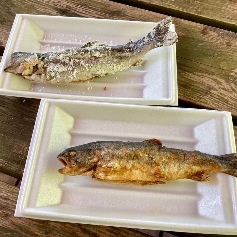 ニジマスの塩焼きと唐揚げ(渓流釣り茶屋)