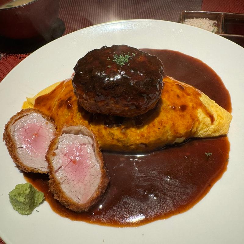 オムライスデミグラスソースハンバーグとシャトーブリアントッピング(SO‐SUワタナベ)