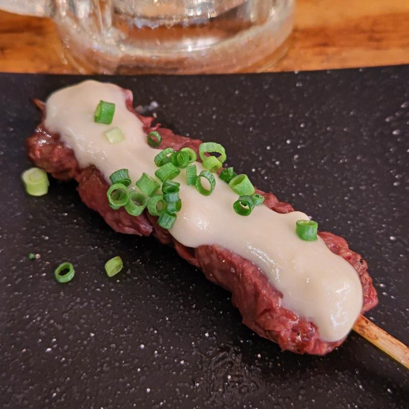 牛ハラミ 西京みそクリームチーズ焼(串焼き。ビストロガブリ 野毛一番街店)