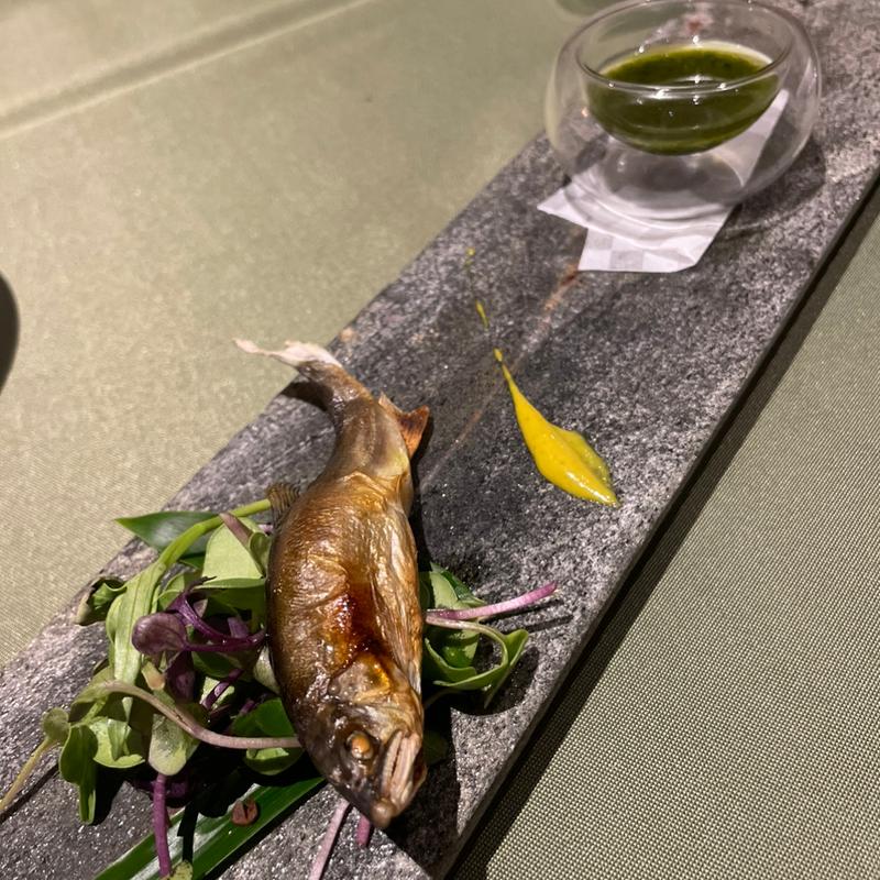 鮎の姿焼き シンプルに塩のみで 自家農園の大葉ジェノベーゼとグリーンマスタード(ミライエ ダイニング)