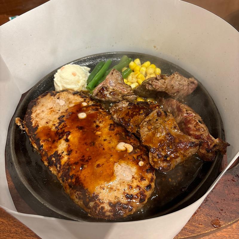 ミックスロックステーキ＆ハンバーグ（ステーキ150g,ハンバーグ210g）(鉄板王国 西新宿店)