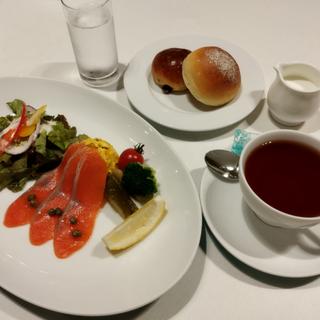 スモークサーモンとパンプキンサラダ(パン、カップティー付)(フォートナム＆メイソン 日本橋三越店)