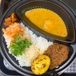 ココナッツ香る蜜芋チキンカレー&オレンジポークキーマカレーのあいがけ(スパイスタリテマスカ)