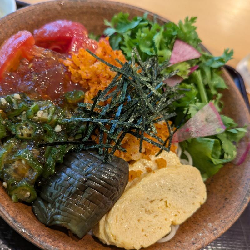 緑の冷やしたぬき蕎麦(蕎麦×美酒 たけや)