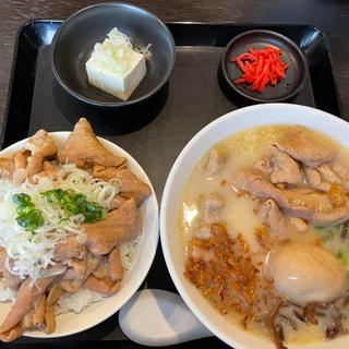 豚もつラーメンとミニもつ丼セット(王里)