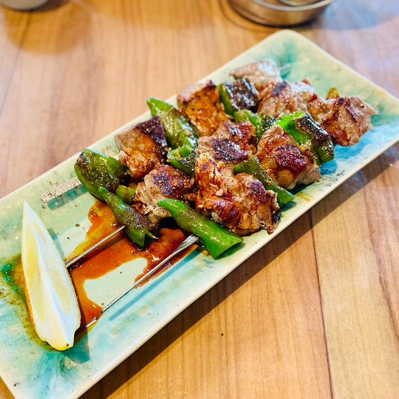 牛サーロインと甘長唐辛子の串焼き“ブロチェッダ”(La Coquina cerveceria)