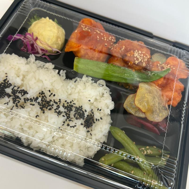 ヤンニョムチキン弁当(弁当工房しげもと)